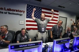 Các nhà khoa học reo hò khi tàu vũ trụ Juno tiến vào thành công quỹ đạo Sao Mộc. (Nguồn: AP)