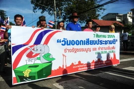 Người dân Thái Lan tham gia cuộc tuần hành kêu gọi tham gia cuộc trưng cầu dân ý về dự thảo Hiến pháp mới. (Nguồn: AFP/TTXVN)