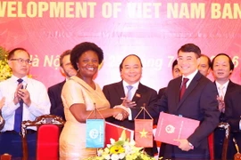 Thủ tướng Nguyễn Xuân Phúc chứng kiến Lễ ký các Hiệp định giữa Việt Nam và Ngân hàng Thế giới. (Ảnh: Thống Nhất/TTXVN)