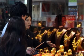 Tại cửa hàng bán đồ trang sức vàng ở Hong Kong (Trung Quốc). (Nguồn: AFP/TTXVN)