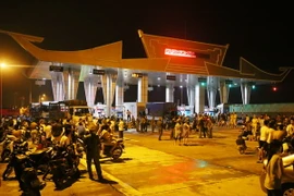 Người dân tập trung tại trạm thu phí cầu Hạc Trì để phản đối việc đặt trụ bêtông bên cầu Việt Trì. (Ảnh: Trung Kiên/TTXVN)