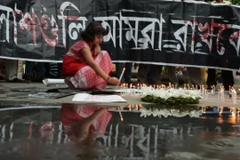 Người dân ở Kolkata, Ấn độ thắp nến tưởng niệm các nạn nhân thiệt mạng trong vụ tấn công bắt giữ con tin tại Bangladesh. (Nguồn: AFP/TTXVN)