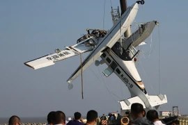 Xác chiếc thủy phi cơ được vớt lên khỏi mặt nước. (Nguồn: THX/TTXVN)