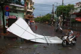 Bảng biển gãy đổ trên phố Lê Lợi, quận Ngô Quyền. (Ảnh: Lâm Khánh/TTXVN) 