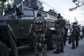 Cảnh sát Thổ Nhĩ Kỳ tham gia chiến dịch truy quét khủng bố tại Istanbul. (Nguồn: Anadolu Agency/TTXVN)