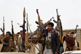 Lực lượng bộ lạc trung thành với phiến quân Hồi giáo Houthi ở Sanaa (Yemen). (Nguồn: EPA/TTXVN)
