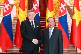 Thủ tướng Nguyễn Xuân Phúc và Thủ tướng Slovakia Robert Fico tại lễ đón. (Ảnh:Thống Nhất/TTXVN)