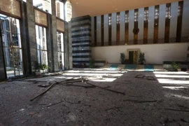 Cảnh đổ nát sau khi tòa nhà Quốc hội Thổ Nhĩ Kỳ ở Ankara bị lực lượng đảo chính tấn công bằng bom. (Nguồn: EPA/TTXVN)