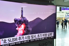 Hình ảnh Triều Tiên phóng thử tên lửa được phát qua truyền hình tại nhà ga tàu hỏa ở Seoul, Hàn Quốc. (Nguồn: AFP/TTXVN)