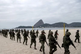Lính thủy đánh bộ Brazil diễn tập chống bạo loạn tại khu vực bờ biển Flamengo ở thành phố Rio de Janeiro. (Nguồn: AFP/TTXVN)