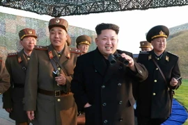 Nhà lãnh đạo Kim Jong-un (giữa) thị sát cuộc tập trận của quân đội Nhân dân Triều Tiên ở Bình Nhưỡng. (Nguồn: EPA/TTXVN)