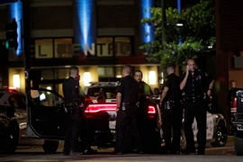 Cảnh sát làm nhiệm vụ tại hiện trường vụ nổ súng. (Nguồn: EPA/TTXVN)