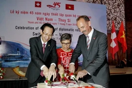 Nghi thức cắt bánh mừng Kỷ niệm 45 năm ngày thiết lập quan hệ ngoại giao Việt Nam-Thụy Sĩ. (Ảnh: Thế Anh/TTXVN)
