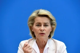 Bộ trưởng Quốc phòng Đức Ursula von der Leyen phát biểu trong cuộc họp báo về Sách Trắng quốc phòng tại thủ đô Berlin. (Nguồn: AFP/TTXVN)