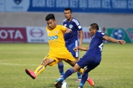 Pha tranh bóng giữa cầu thủ hai đội. (Ảnh: Thanh Tùng/TTXVN)