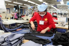 May hàng xuất khẩu sang thị trường châu Âu tại Garco 10. (Ảnh: Trần Việt/TTXVN)