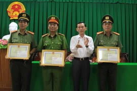 Chủ tịch Ủy ban Nhân dân thành phố Cần Thơ Võ Thành Thống tặng Giấy khen cho các cá nhân và tập thể. (Ảnh: Ngọc Thiện/TTXVN)