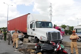 Hiện trường vụ container mất lái làm 5 người bị thương. (Ảnh: An Hiếu/TTXVN)