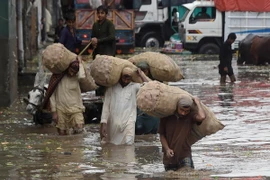 Cảnh ngập lụt sau những tận mưa lớn tại Lahore. (Nguồn: AFP/TTXVN)