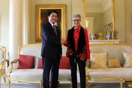 Chủ tịch Ủy ban Nhân dân thành phố Hà Nội Nguyễn Đức Chung gặp gỡ Toàn quyền bang Victoria Linda Dessau. (Ảnh: Sao Băng/Vietnam+)