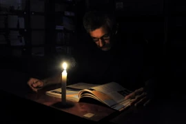 Cuộc sống sinh hoạt của người dân bang San Cristobal, vùng biên của Venezuela khi bị cắt điện. (Nguồn: AFP/TTXVN)