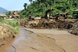 Hàng ngàn mét khối đất bùn được tích tụ trong khu vực mỏ của Công ty Khoáng sản và Cơ khí - Mỏ mangan MIMECO Phúc Sơn gây ô nhiễm nghiêm trọng. (Ảnh: Văn Tý/TTXVN)
