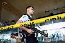 Cảnh sát Thổ Nhĩ Kỳ phong tỏa tại sân bay Ataturk sau vụ đánh bom. (Nguồn: AFP/TTXVN)