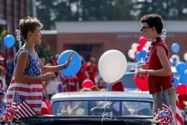 Người dân tham gia lễ diễu hành mừng Quốc khánh tại Avondale Estates, Georgia. (Nguồn: EPA/TTXVN)