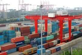 Hoạt động vận chuyển hàng hóa tại một cảng ở tỉnh Giang Tô (Nguồn: AFP/TTXVN)