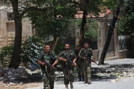 Binh sỹ Syria tuần tra trên các đường phố al-Khalidiya, thành phố Aleppo. (Nguồn: AFP/TTXVN)