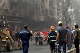 Chuyển nạn nhân thiệt mạng trong vụ đánh bom ở Karrada. (Nguồn: AFP/TTXVN)