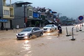 Nhiều tuyến giao thông trên địa bàn thành phố Cẩm Phả bị ngập lụt cục bộ làm ách tắc giao thông. (Ảnh: Văn Đức/TTXVN)