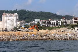 Thi công một công trình lấn biển bên bờ Vịnh Hạ Long. (Ảnh: Văn Đức/TTXVN)