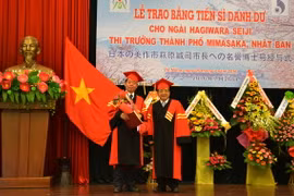 Giám đốc Đại học Đà Nẵng Trần Văn Nam (phải) trao danh hiệu Tiến sỹ danh dự cho ông Hagiwara Seiji. (Ảnh: Đinh Văn Nhiều/TTXVN)