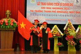 Giám đốc Đại học Đà Nẵng Trần Văn Nam (phải) trao danh hiệu Tiến sỹ danh dự cho ông Hagiwara Seiji. (Ảnh: Đinh Văn Nhiều/TTXVN)