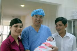 Niềm vui của đôi vợ chồng và thầy thuốc Bệnh viện Trung ương Huế. (Nguồn: Bệnh viện Trung ương Huế cung cấp)