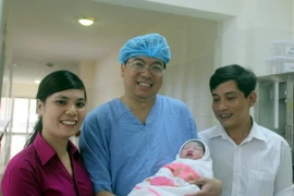 Niềm vui của đôi vợ chồng và thầy thuốc Bệnh viện Trung ương Huế. (Nguồn: Bệnh viện Trung ương Huế cung cấp)