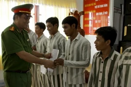 Trao Quyết định đặc xá cho các phạm nhân. (Ảnh: Duy Khương/TTXVN)