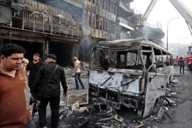 Cảnh sát điều tra tại hiện trường vụ đánh bom ở Karada, phía Nam thủ đô Baghdad. (Nguồn: EPA/TTXVN)