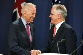 Thủ tướng Australia Malcolm Turnbull (phải) và Phó Tổng thống Mỹ Joe Biden trong cuộc họp báo sau cuộc gặp. (Nguồn: AFP/TTXVN)