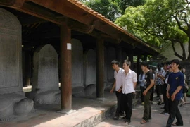 Hạn chế hành vi gây phản cảm liên quan đến bia tiến sỹ ở Văn Miếu