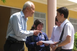 “Ông ngoại” 69 tuổi vẫn quyết tâm thi đỗ tốt nghiệp THPT