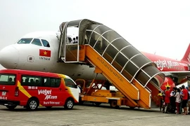 Đình chỉ tổ bay, điều phái viên của VietJet Air sau sự cố bay nhầm