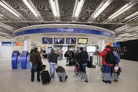 Hành khách tại sân bay Orly ở Paris (Nguồn: AFP/TTXVN)
