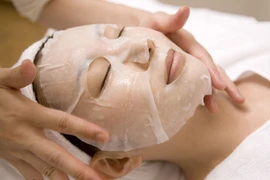 Đắp mặt nạ là một trong những phương pháp 'hạt dẻ' giúp cấp ẩm cho làn da trong thời tiết khô lạnh. (Ảnh minh họa)