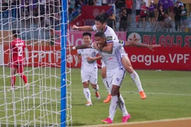 Caion lập cú đúp siêu phẩm, CLB Hà Nội giữ vững ngôi đầu V-League