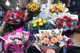 Ngoại trừ hoa hồng 'gấp đôi,' giá hoa tươi trong dịp Valentine năm nay tăng nhẹ từ 10-20% so với ngày thường. (Ảnh: Việt Anh/Vietnam+)