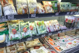 Các sản phẩm chay như bánh bao, tàu hũ, nấm, bột đậu... xuất hiện nhiều tại các hệ thống siêu thị. (Ảnh: Việt Anh/Vietnam+)