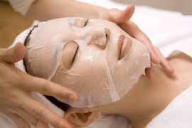 Đắp mặt nạ là một trong những phương pháp 'hạt dẻ' giúp cấp ẩm cho làn da trong thời tiết khô lạnh. (Ảnh minh họa)