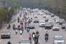 Ghi nhận vào thời điểm cuối giờ chiều ngày 19/1, lượng phương tiện đổ ra các tuyến đường tại Thủ đô bắt đầu tăng cao. (Ảnh: Minh Sơn/Vietnam+)